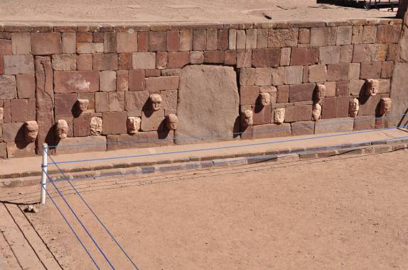 O famoso pátio das cabeças, nas ruínas de Tiahuanaco, na Bolívia